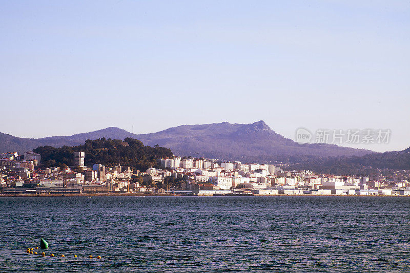 背景中有维哥的Ria de Vigo，海水和维哥市。